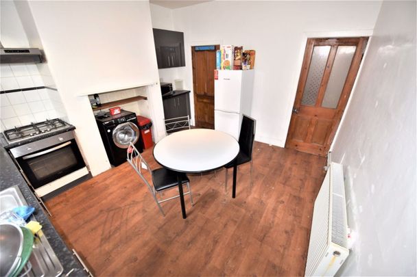 3 bedroom House in Chiswick Terrace, Leeds - Photo 1