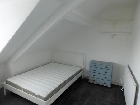 1 bedroom in a flat share to rent - Photo 2