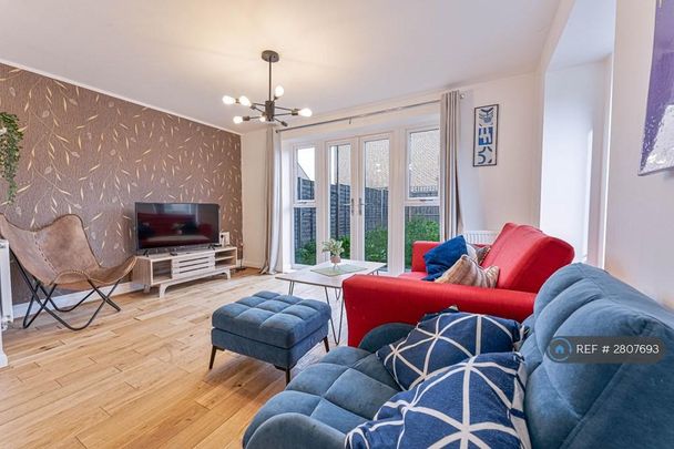 4 bedroom semi-detached house to rent - Photo 1