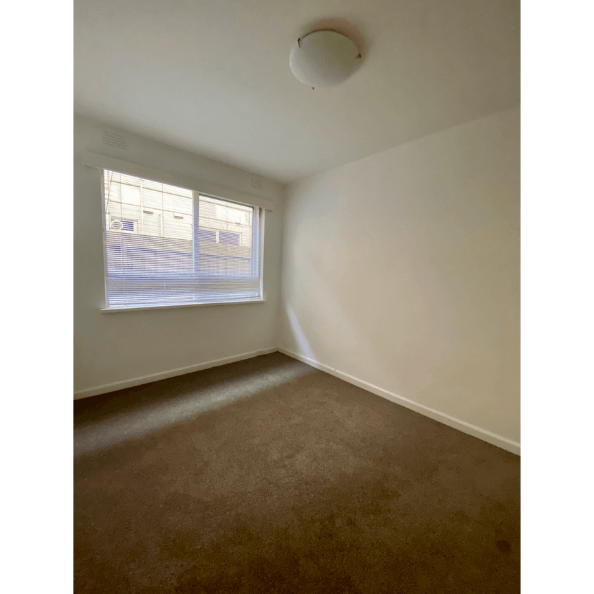 Bright & Beachside Elwood Living – 2BR Ground Floor Gem! - Photo 1