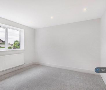 3 bedroom flat to rent - Photo 2