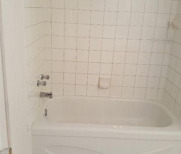 Grand 4 1/2 entièrement rénové libre immédiatement - Photo 3