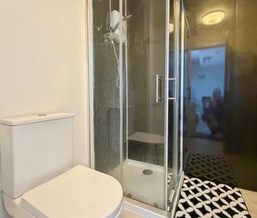 Well-presented one-bedroom flat, offering an open-plan living/kitch... - Photo 3