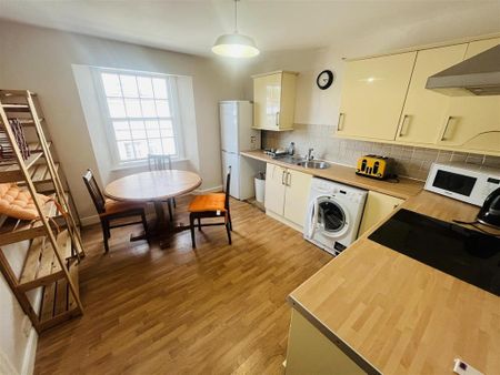 3 bedroom flat to rent - Photo 4
