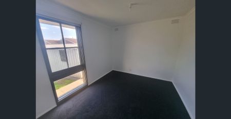 Charming Newly Renovated 3-Bedroom House - Photo 3