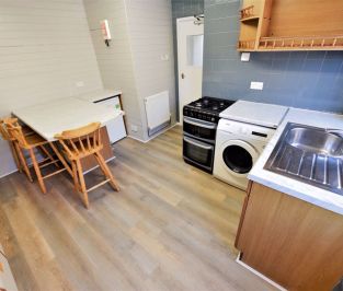 2 bedroom Flat in Queenswood Drive, Leeds - Photo 5