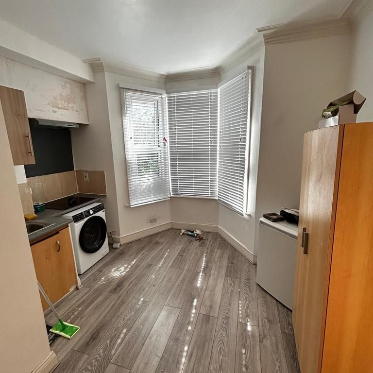 Studio to rent - Photo 1