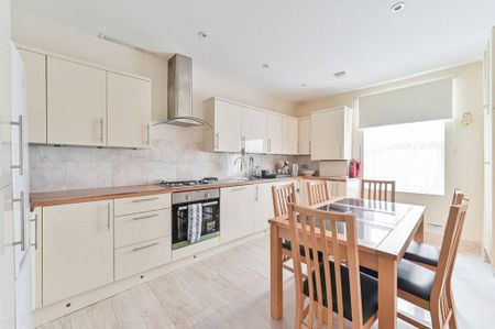 3 bedroom flat to rent - Photo 4