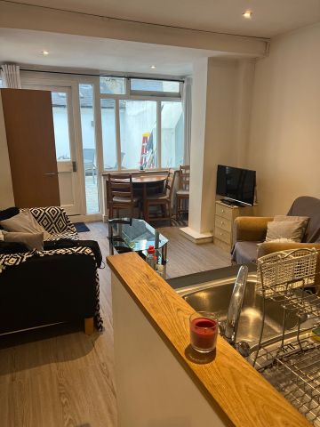 2 Bed Flat, Clapham Common South Side, SW4 - Photo 2