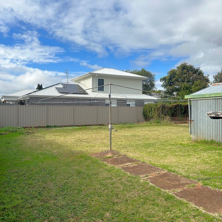 Room 2/8 Ranfurly Street, Newtown - Photo 1