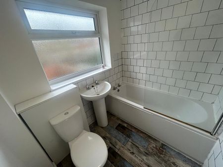 3 bedroom semi-detached house to rent - Photo 4