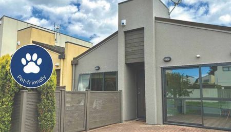 Recently Renovated 3-Bedroom House in Golflands! - Photo 4