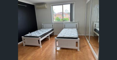 SPACIOUS DUPLEX - CENTRALLY LOCATED! Perfect Location, immaculate spacious - Photo 4