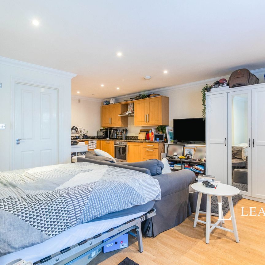 studio to rent Priory Mews, Guildford Street, Chertsey, KT16 - Photo 1