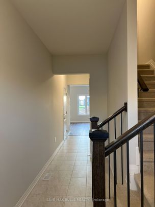 Townhouse For Lease | X8105410 - Photo 1