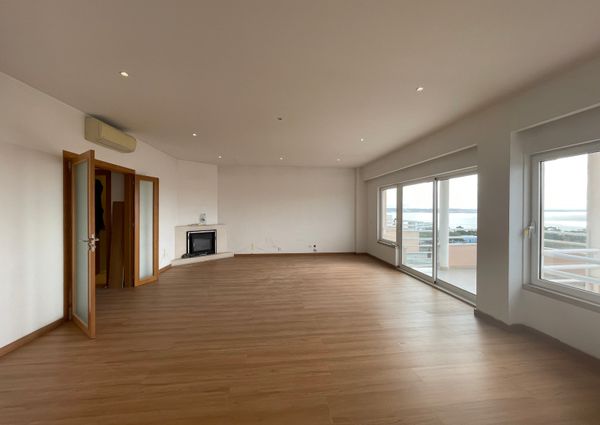 Apartamento T3 com estacionamento e vista de mar em Santo Amaro de Oeiras