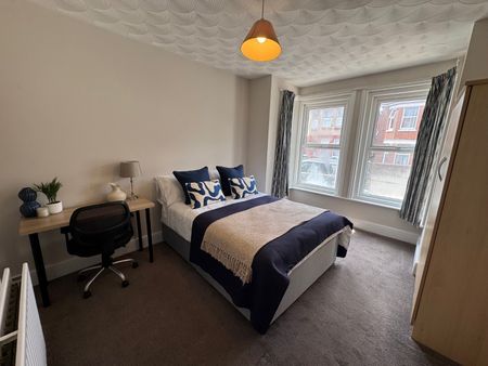 4 bedroom semi-detached house to rent - Photo 3