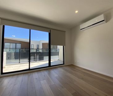 Modern Three-Storey, Three-Bedroom Home in Central Clayton - Photo 2