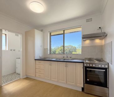 Bright Top-Floor 2 Bedroom Apartment with Leafy Outlook - Photo 2