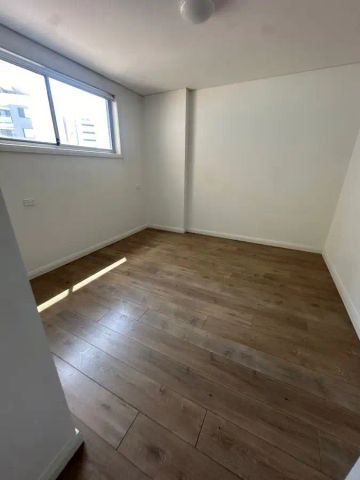 “1 bedroom modern unit.” - Photo 2