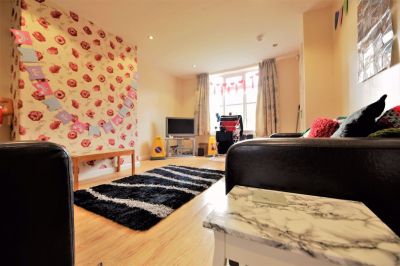 5 bedroom House in Langdale Gardens, Leeds - Photo 5