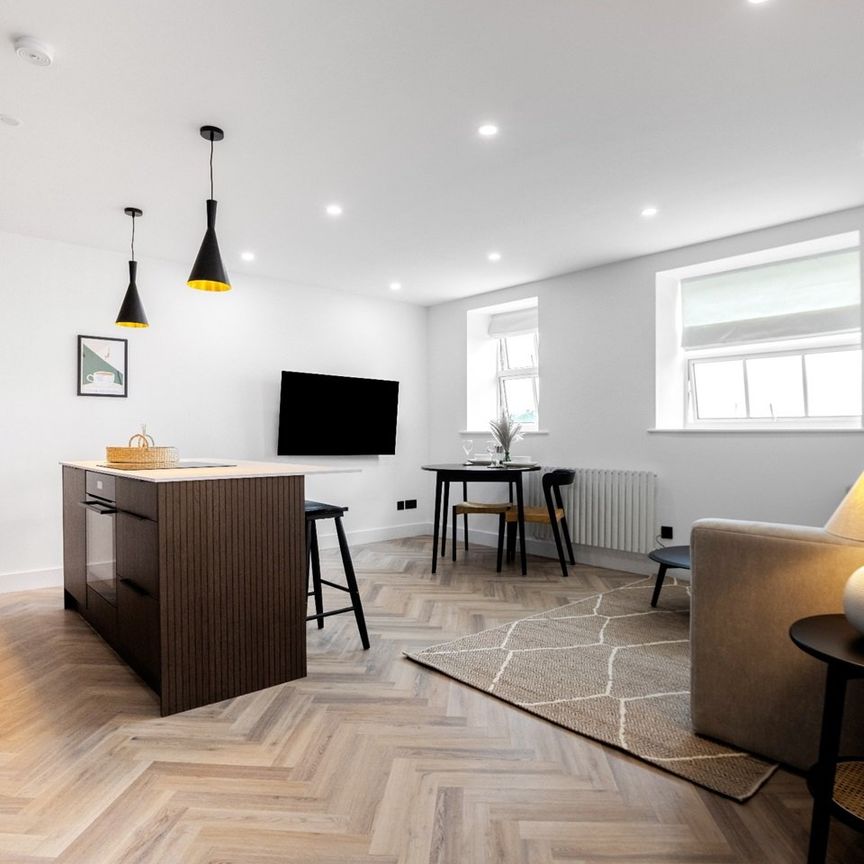 1 Bed Flat, St. Paul's Court, SW4 - Photo 1