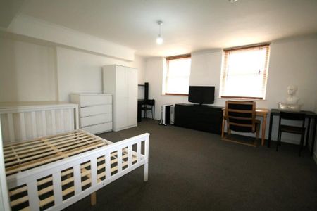 Studio Flat, Whitechapel Road, E1 - Photo 2