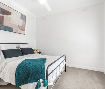 Stylishly Renovated Fully Furnished Cottage in Prime Location - Photo 3