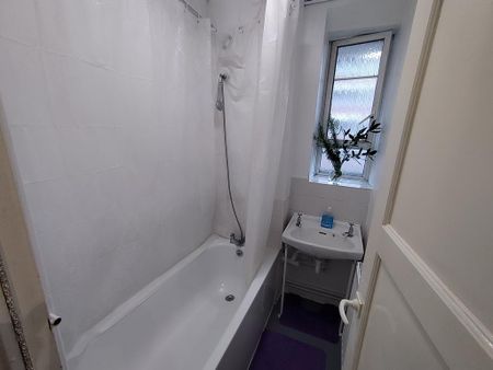 1 bedroom in a flat share to rent - Photo 3