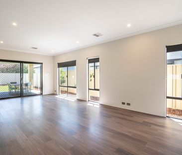 MODERN FAMILY LIVING - Photo 6