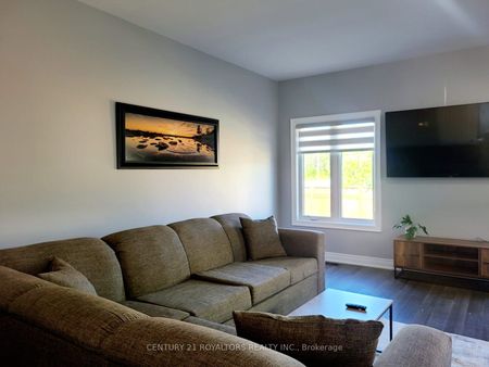 Detached Home For Lease | X8058218 - Photo 3