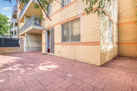 Discover effortless riverside living in this bright and spacious 2‑bedroom ground‑floor apartment - Photo 5