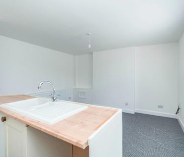 3 bedroom flat to rent - Photo 3