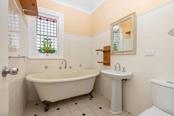 Spacious Three Bedroom House - Photo 1