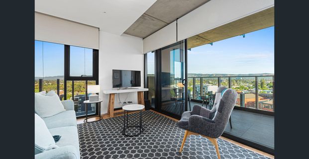 Fully Furnished CBD Apartment with Home office/Study in 2nd Bedroom. - Photo 1