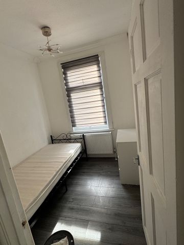 5 Bed Terraced House, Stirling Road, E13 - Photo 2