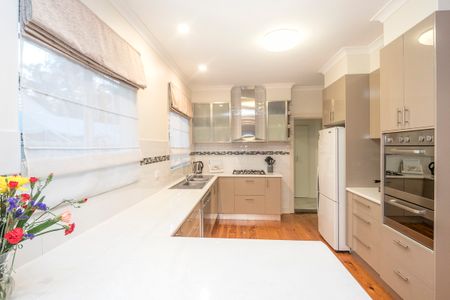 4 BEDROOM CENTRAL HOME - Photo 3