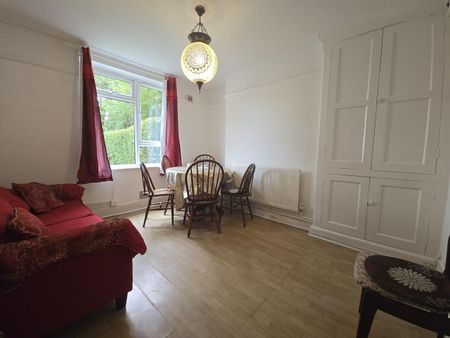 3 Bed Flat, London, W3 - Photo 2