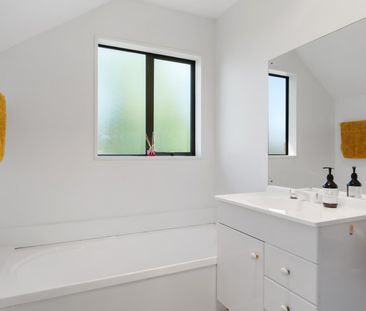 3 bedroom home in St Albans double garage - Photo 6