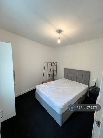 1 bedroom in a house share to rent - Photo 2