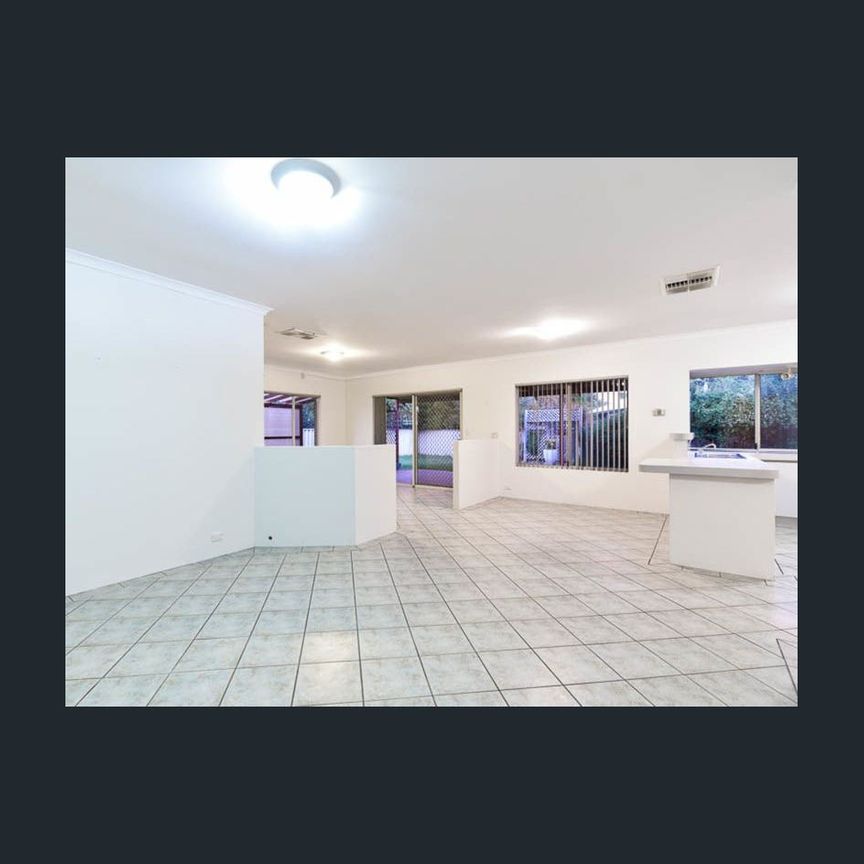 SUPER SIZE ME! - Great Family Home in Quiet Street - Photo 1