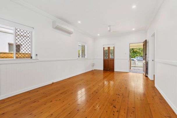 CHARMING THREE BEDROOM COTTAGE - GREAT LOCATION! - Photo 1