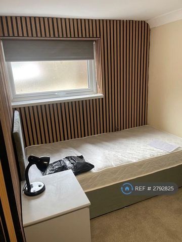 1 bedroom in a house share to rent - Photo 3