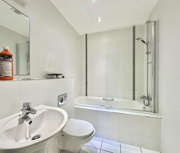 2 bedroom Flat To Let - Photo 1