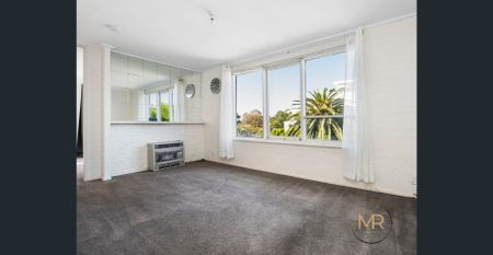 Bright 2-Bedroom Apartment with Stunning City Views in Essendon - Photo 5