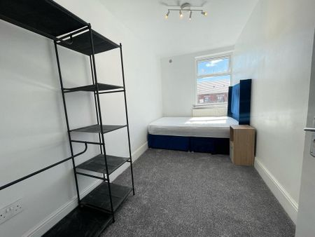 4 bedroom terraced house to rent - Photo 4