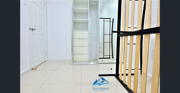 NICE GRANNY IN WENTWORTHVILLE!! - Photo 1