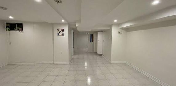 bright large one bedroom 3 minute walk to Bloor subway on quiet street - Photo 2