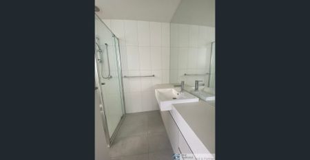 STYLISH THREE BEDROOM TOWNHOUSE - Photo 4