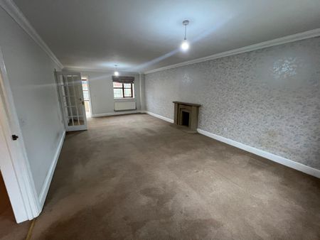 5 Bed House - Detached - Photo 4